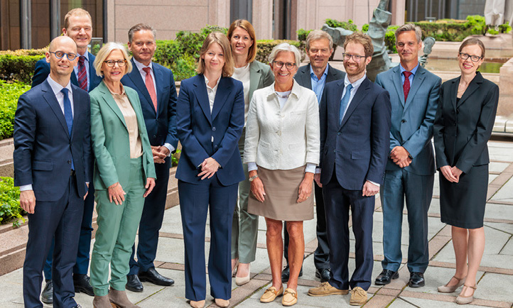 Group photo of the Executive Board outside in Norges Bank's backyard.