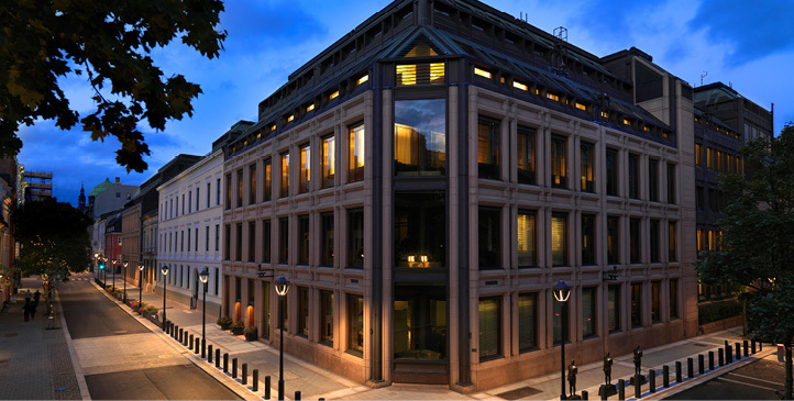 Corner view of Norges Bank’s premises at dusk