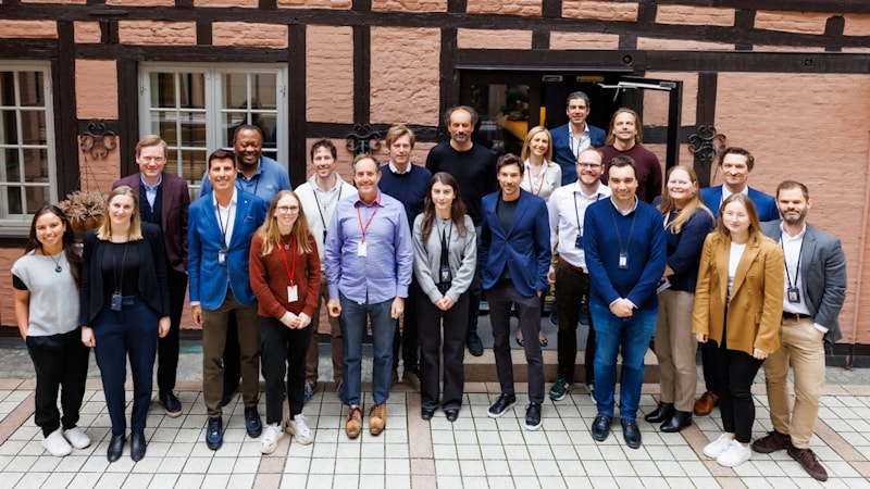 Group photo of all participants at the workshop in front of the old Norges Bank building