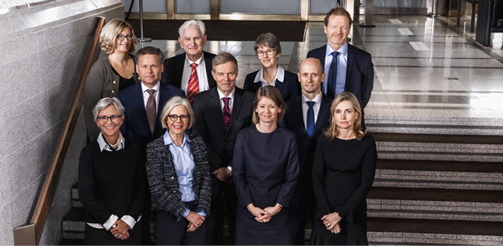 The Executive Board standing on the steps in Norges Bank’s reception area