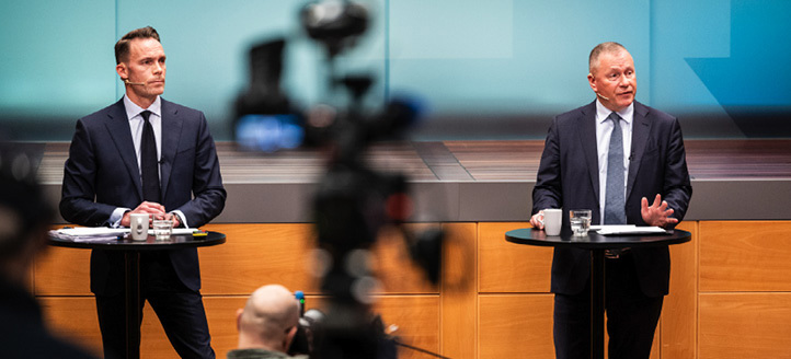 Trond Grande and Nicolai Tangen standing in front of members of the press in Norges Bank’s auditorium